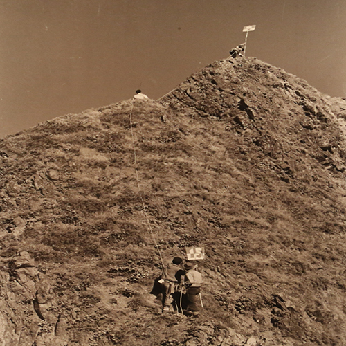 عضاء البعثة يتسلقون الجبال والصخور لإجراء مسح
