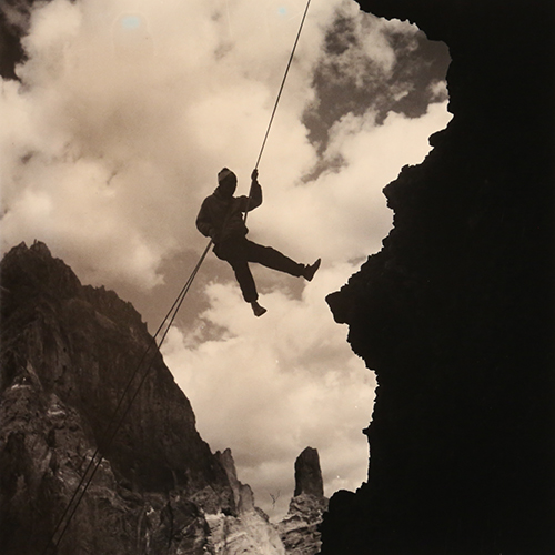 أعضاء البعثة يتسلقون الجبال والصخور لإجراء مسح