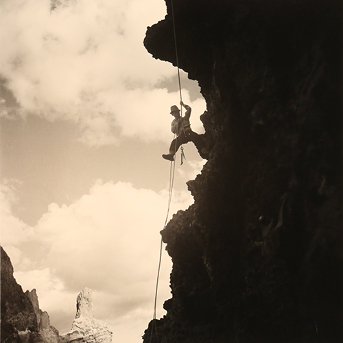 5- أعضاء البعثة يتسلقون الجبال والصخور لإجراء مسح 