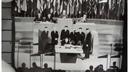 Signature du traité de paix de San Francisco, Source: Agence américaine de conservation des documents administratifs et des archives nationales (National Archives and Records Administration)