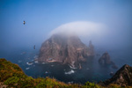 東島の頂上から見た海霧の中の西島