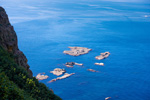 غا جيه باوي (صخرة أسد البحر) كما تظهر من قمة جزيرة سودو (جزيرة الغرب)